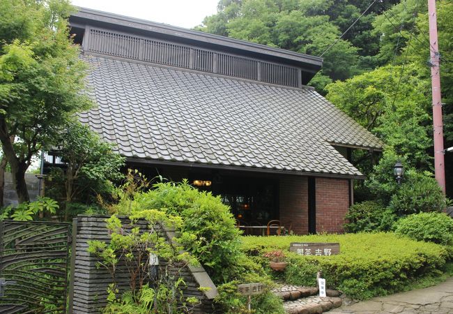 東慶寺の横にあります　レトロで雰囲気のいい喫茶店でした　タバコもすえます