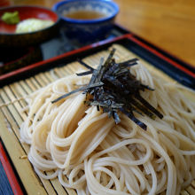 私は「ざるそば」８００円を