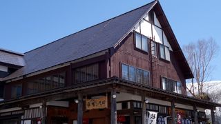 立喰いはかけそばのみ、中のテーブル席はメニューいろいろ