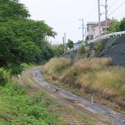 随所に廃線跡が残っています　ホームも数駅で残っていました