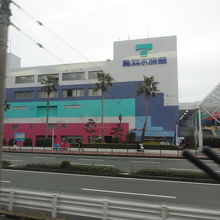 近鉄特急の車窓から撮った鳥羽水族館です。