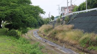 随所に廃線跡が残っています　ホームも数駅で残っていました