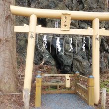 自然崇拝の神様が安置されています。