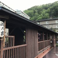 玄関への渡り廊下と本館