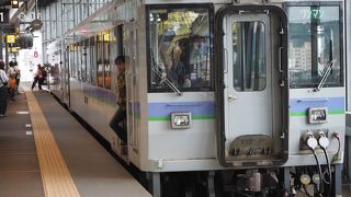 車窓は自然豊かな景観