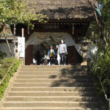 深大寺の山門です。茅葺の山門の南側には、階段があります。