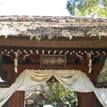 深大寺の山門の上部です。茅葺の屋根に額が掲げられています。