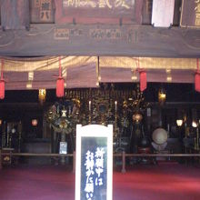 深大寺の元三大師堂の中央上部には、額が掲げられています。