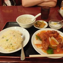 酢豚にサービスランチ