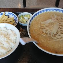 味噌ラーメンとセットのライス。写真では分かりませんがデカい