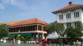 ２階の窓際に座れば眺めは最高！