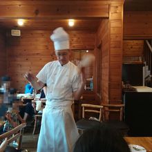 週末はピザ生地をクルクル回すパフォーマンスがある時も