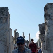 対の大理石柱が残るヘラクレス門