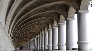 車でも駐車場が近くにあり、立ち寄れます。