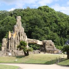 公園内には恐竜の巨大オブジェがあります。