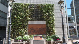 関内ホール前にあります