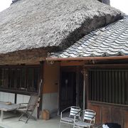 茅葺屋根のベーグルカフェ