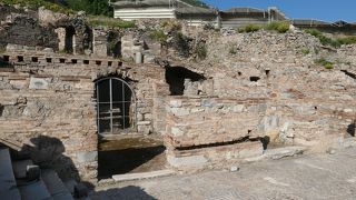 裕福な人々の住いだった「傾斜面の住宅」