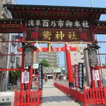 国際通り沿いの山門