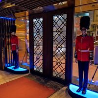 入り口にある衛兵の人形。安っぽさが際立っていました