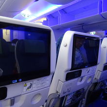 前の座席のモニターです