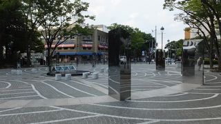 銀色の列柱が目印