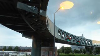 単なる歩道橋といえばそうですが