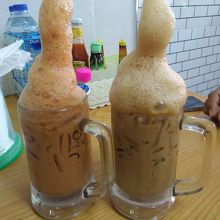 ロティのお店で、泡立つコーヒーとミルクティー