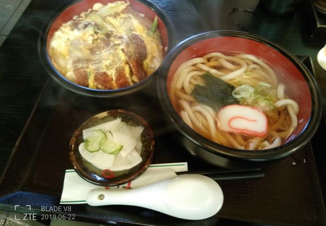 追加料金で氷見うどんも選べる自家製麺のうどん屋