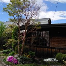 青空に映えるお店