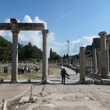 図書館の隣が商業アゴラ