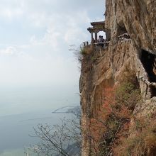 崖の上の龍門