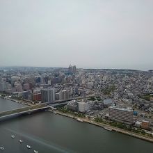 「新潟島」を臨む