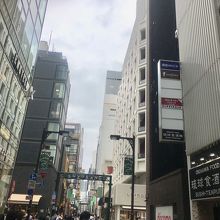 しばらくすると横に大きなスズランの看板が