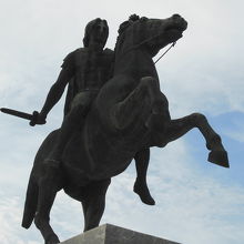 海に向かって立つアレクサンダー大王像