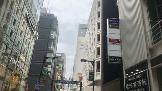 銀座中央通りから1本有楽町よりの通り