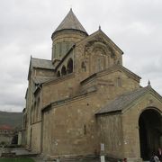 宗教都市ムツヘタにある聖ニノによって始めて教会が建てられた場所にある大きな教会です。ジョージアで最古のものと言われています。