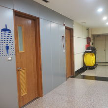 ターミナル2　入国手荷物受取ロビーのシャワールーム（外）