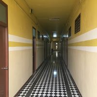 風の抜けない廊下