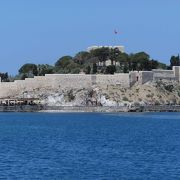 クシャダス港入口、中世建造の城塞がある小島