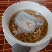 無料の朝食、カンボジアのインスタントラーメン
