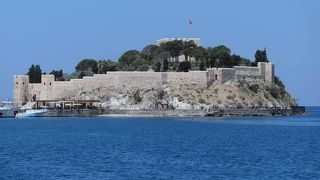 クシャダス港入口、中世建造の城塞がある小島