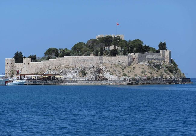 クシャダス港入口、中世建造の城塞がある小島