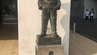 横浜モアーズの前にあります！