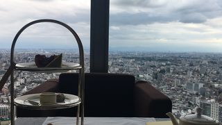 アフタヌーンティーと東京の街並み