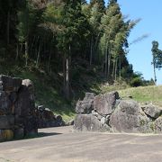 地形を利用して建てられた城門跡。