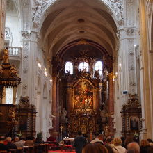 コンサートを待つ人々