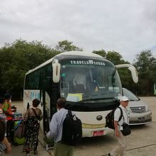 空港駐車場からバスに乗り込む