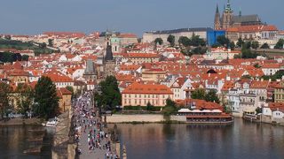 塔の上からカレル橋とプラハ城がきれいにみえます