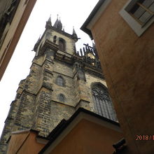 下から塔を見上げたティーン教会